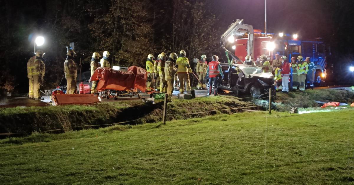 Zeven gewonden door frontale botsing in de Achterhoek: ‘Bestuurder belandde op verkeerde weghelft’.