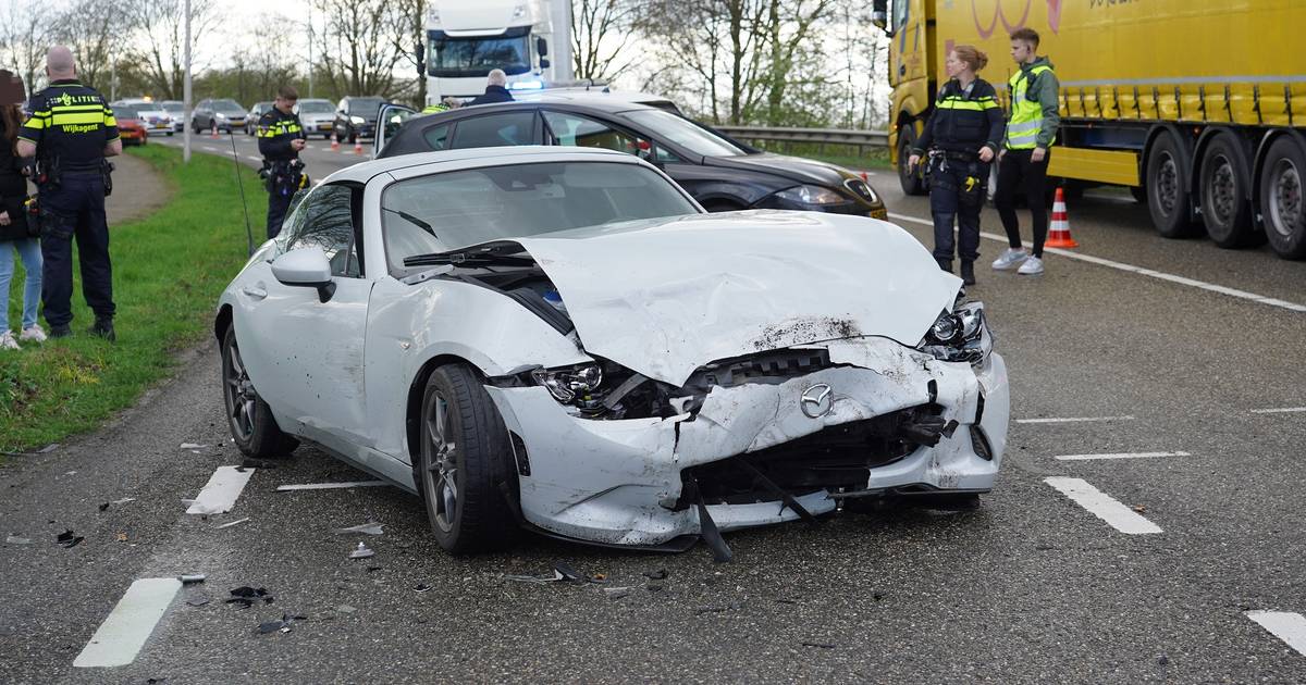 Twee autos met elkaar in botsing in Dongen, weg tijdelijk afgesloten.