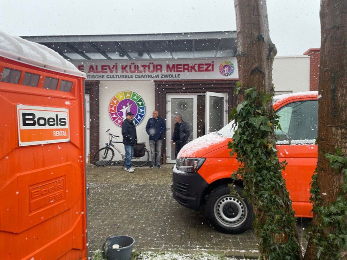 Bij het Alevitische  culturele centrum in Zwolle wordt gerouwd.