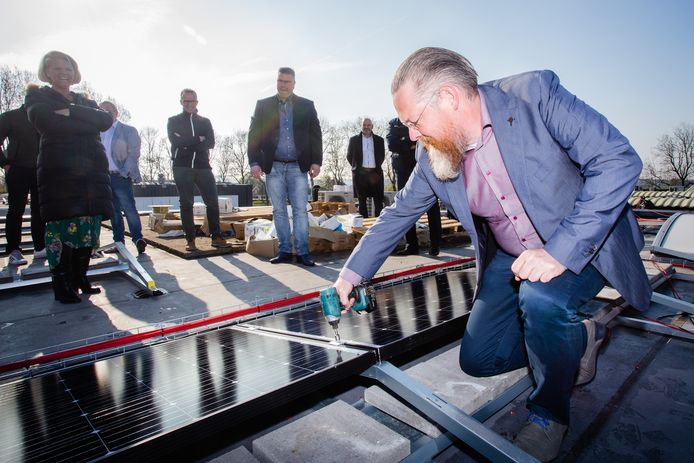 Wethouder Huibert Steen legde vorig jaar in Numansdorp zonnepanelen op een bedrijfsdak. In Numansdorp is net als in Oud-Beijerland een postcoderoos actief.