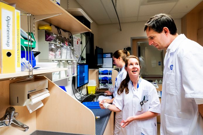 Minister Wopke Hoekstra van Financiën liep vorig jaar mee met een verpleegkundige in het UMC.