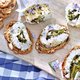 Recept: geitenkaas-pompoenpitrol met notenrozijntoast