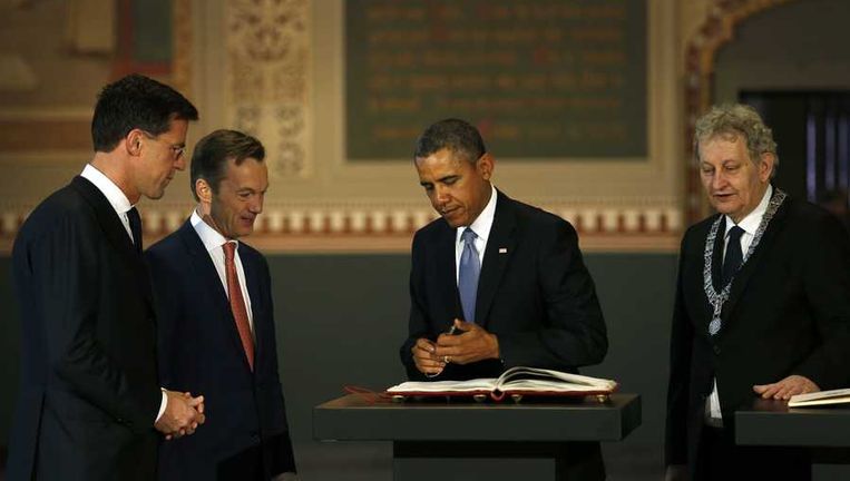 De Amerikaanse president Barack Obama (M) met premier Mark Rutte (L) in het Rijksmuseum. Obama is in Nederland voor de Nuclear Security Summit. Directeur Wim Pijbes (2eL) en de Amsterdamse burgemeester Eberhard van der Laan (R) kijken toe. Beeld anp