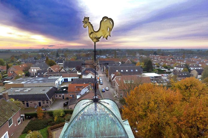Het kerkhaantje van de Hervormde Kerk in Almkerk werpt een blik over de oude dorpskom. De dreigende lucht en de prachtige herfstkleuren zorgen voor een spectaculair uitzicht.