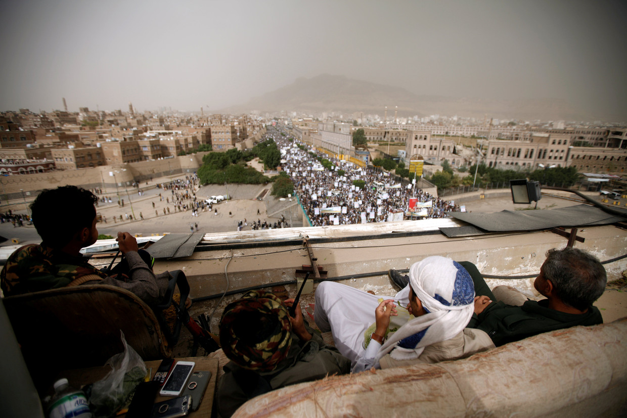 Houthi-strijders waken afgelopen vrijdag in Sanaa over de veiligheid van een betoging ter viering van het motto 'Dood aan Amerika en Israël'.