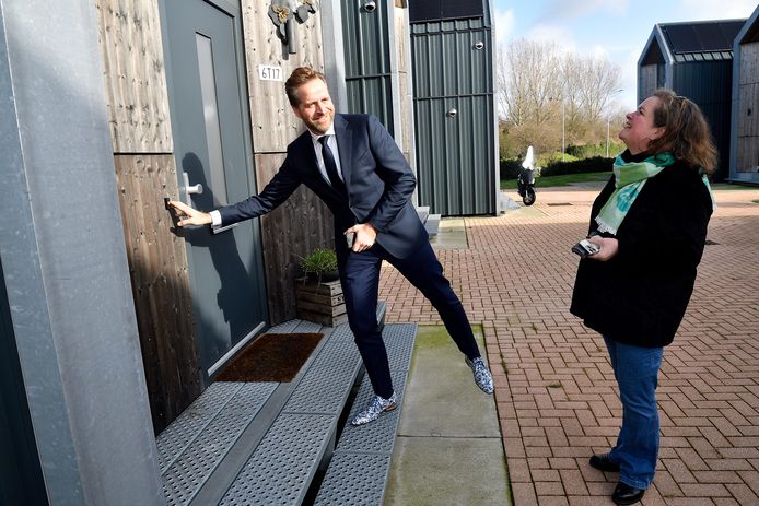 Minister Hugo de Jonge op bezoek de Tiny Houses in Nijkerk.