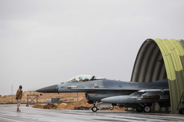 Een Nederlandse F-16, eerder dit jaar op het Nederlandse detachement in Jordanië, voor vertrek van de eerste vlucht boven Irak en Oost-Syrië, voor de internationale coalitie tegen Islamitische Staat. Deze missie loopt eind deze maand af. Beeld ANP Handouts