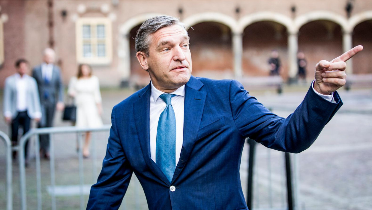 CDA-leider Sybrand Buma op het Binnenhof voor de laatste formatiebijeenkomst. Beeld Freek van den Bergh / de Volkskrant