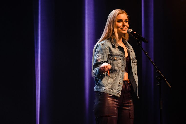Jade Mintjens tijdens de finale van Humo's Comedy Cup 2021 Beeld Wouter Van Vaerenbergh