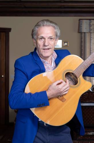 “Gelukkig verdien ik nog bij met optredens, want met mijn pensioen van 2.000 euro spring ik niet ver”: zanger Salim Seghers (73) werkte 40 jaar als leerkracht