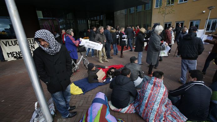 Eerder protesteerden vluchtelingen in Leeuwarden tegen de PvdA omdat ze naar eigen zeggen op straat zijn gezet