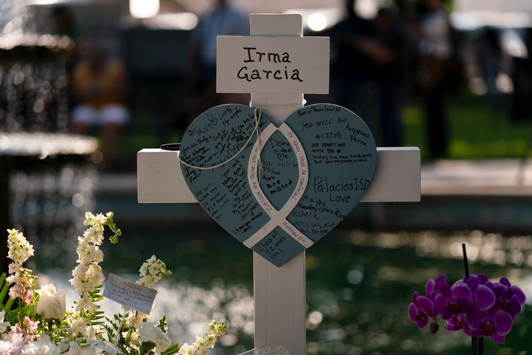 De herdenkingsplek van Irma Garcia, de lerares die werd doodgeschoten tijdens de schietpartij in Texas. Haar echtgenoot overleed amper twee dagen later. Beeld AP