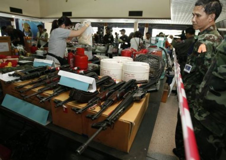 Thaise soldaten bekijken de gevonden wapens. ANP Beeld 