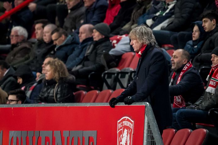 FC Twente trainer/coach Gertjan Verbeek kijkt de wedstrijd vanaf de tribune nadat hij is weggestuurd door scheidsrechter Siemen Mulder.