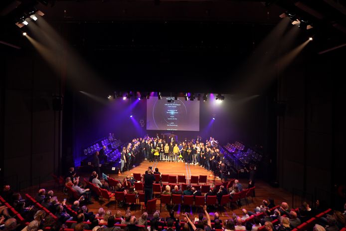 Alle winnaars (en genomineerden) op het podium van theater De Bussel aan het slot van het Sportgala 2020.