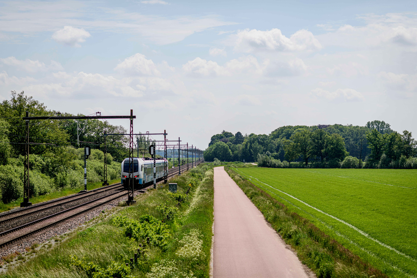De rondweg om Zenderen moet wat de stichting Dorpsbelangen Bornerbroek deels langs de spoorlijn Almelo-Enschede aangelegd worden om schade aan de kleine Doorbraak te beperken.