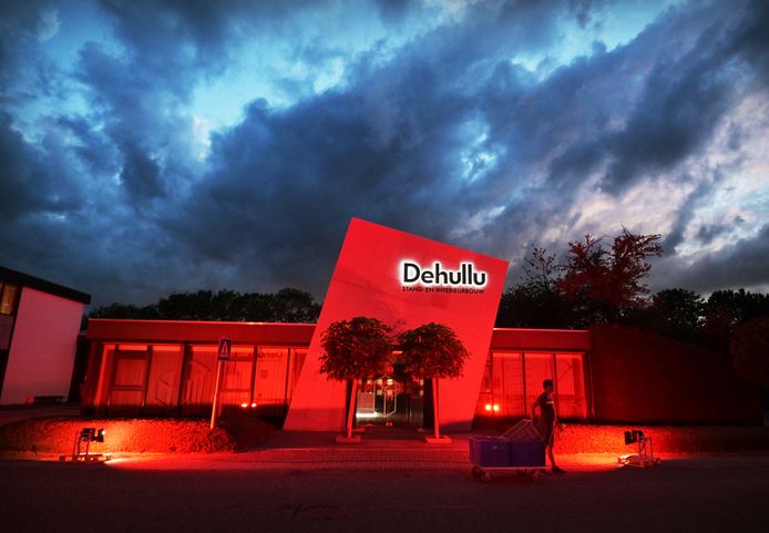 Het pand van Dehullu stand- en interieurbouw aan de Industrieweg in Ochten kleurde dinsdagavond rood. Als onderdeel van een landelijke actie om de zwaar getroffen evenementenbranche een hart onder de riem te steken.