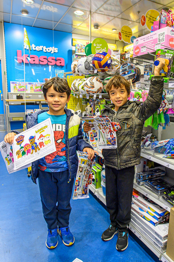 Brood verhoging Manoeuvreren Hulpsinterklazen slaan al volop cadeautjes in, want stel je voor dat je  naast een Tamagotchi grijpt | Foto | AD.nl