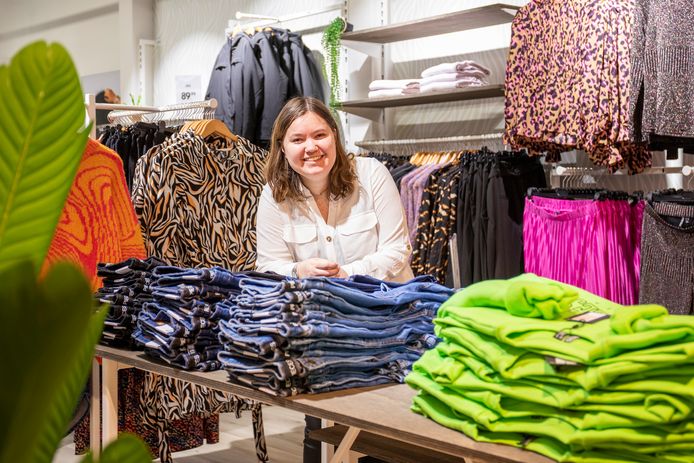 Noodlottig Met bloed bevlekt Chip Van de universiteit naar een dameskledingzaak: 'omdat ik hier mensen blij  maak' | Nieuw in de Vallei | gelderlander.nl