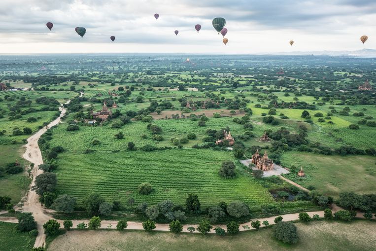 De ballonvlucht leidt hoog boven Bagan over tempels en kloosters. Beeld Chiara Luxardo/Prospekt