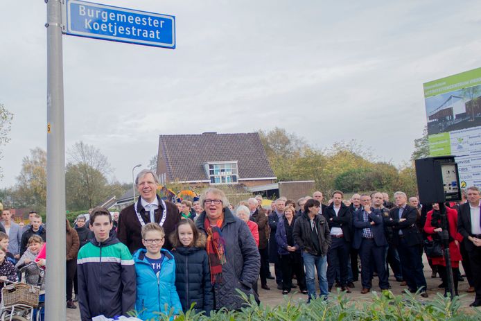In 2013 kreeg de overleden burgemeester Helmer Koetje zijn eigen straat in Vroomshoop. Zijn echtgenote Petra Koetje - Van der Kwast mocht dat samen met hun kinderen Kornee, Henri en Lise onthullen. Nadat Helmer in 2010 overleed, is nu ook Petra Koetje overleden.