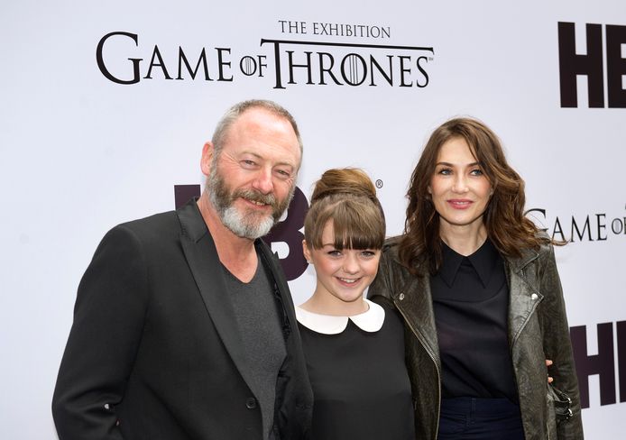 Acteurs Liam Cunningham, Maisie Williams en Carice van Houten op de rode loper tijdens de opening van de tentoonstelling rondom de serie Game of Thrones.