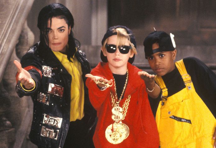 September 1991, Macaulay Culkin (midden) met Michael Jackson (links) en een andere jonge danser op de set van 'Black and White’.