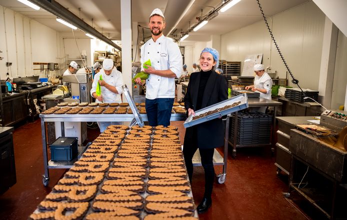 Connor en Amy Klein van De Bonte Koe met achter zich hun team dat druk is met de laatste letters voor Sinterklaas.