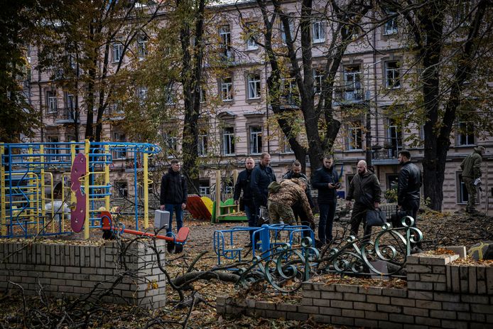 Veiligheidsdiensten verzamelen aan en speeltuintje in Kiev waar vlak naast een bom is neergekomen.
