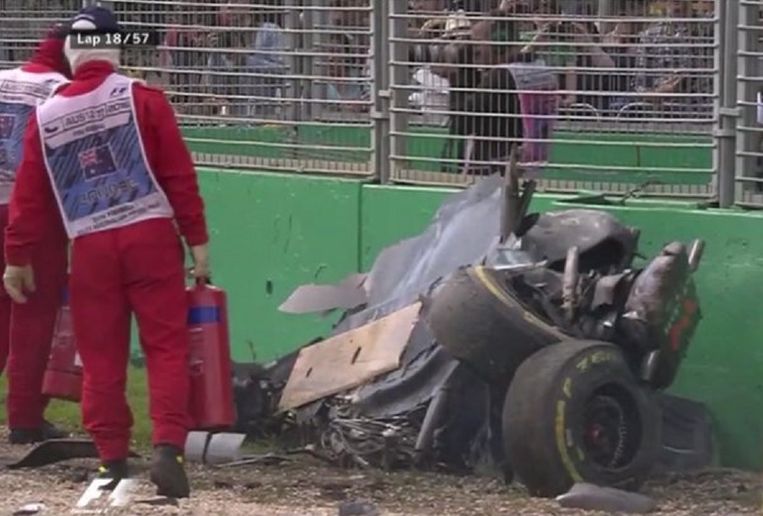 De McLaren-Honda van Alonso werd herleid tot een hoopje schroot. Beeld twitter