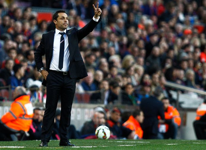 Ancien coach d’Almeria et de Majorque, notamment, Sergi Barjuan remplace provisoirement Ronald Koeman.