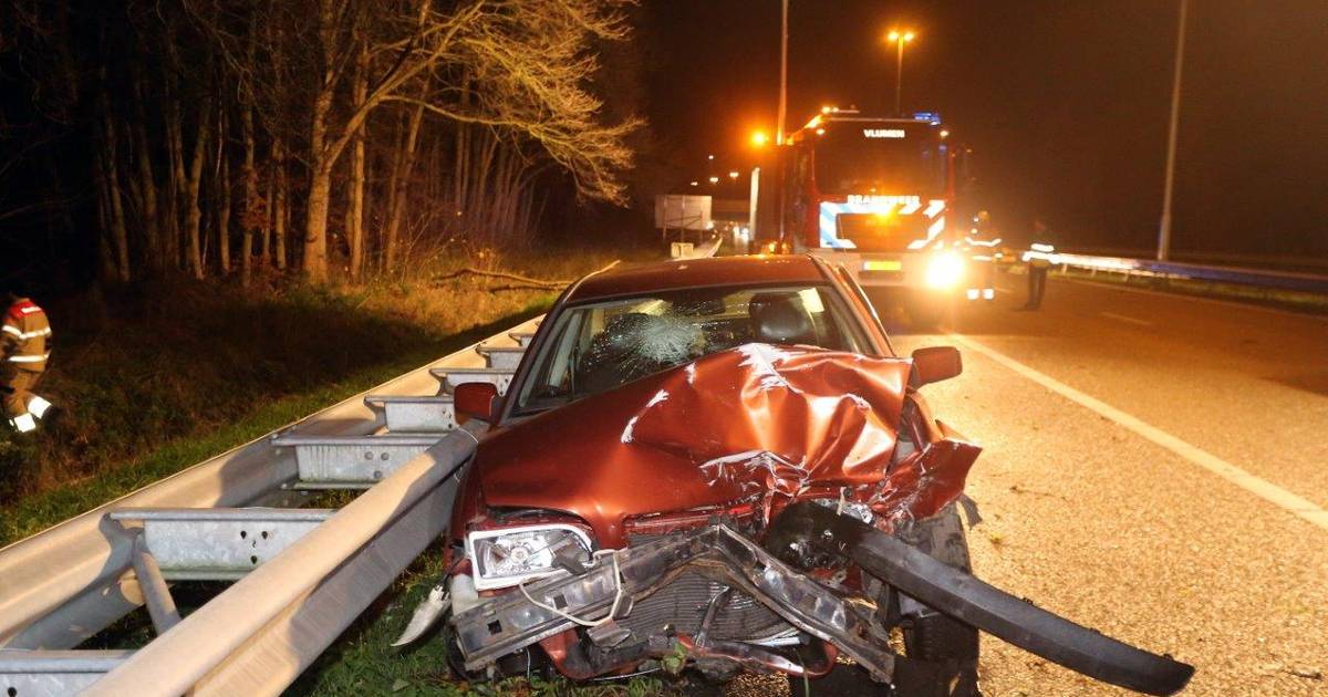 Veroorzaker rent weg na heftig ongeluk met vier autos in Brabant.