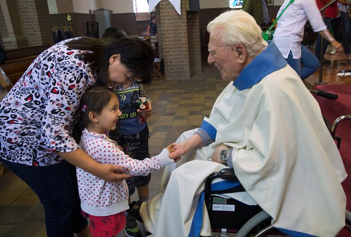 Pastoor Rinke de Vreeze tijdens de jubileumdienst voor zijn 70-jarig priesterschap. Hij is dinsdag overleden.
