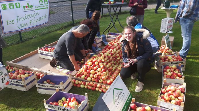Fleur (rechts) uit Drunen helpt ook mee