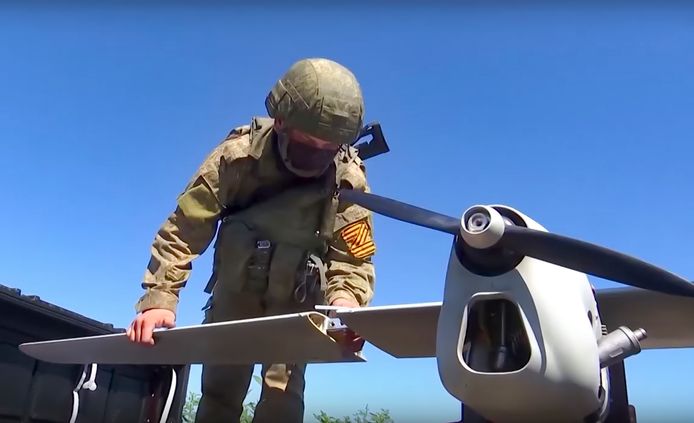Deze foto afkomstig van een video van het Russische ministerie van Defensie laat een militair zien die een Orlan-10 drone klaar maakt voor lancering, in dat type drone zijn chips van Nederlandse bedrijven gevonden.