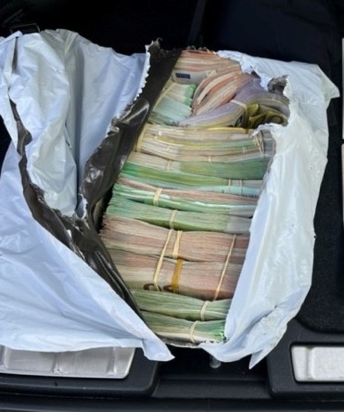 In de auto werd bijna 300.000 euro aan cash gevonden