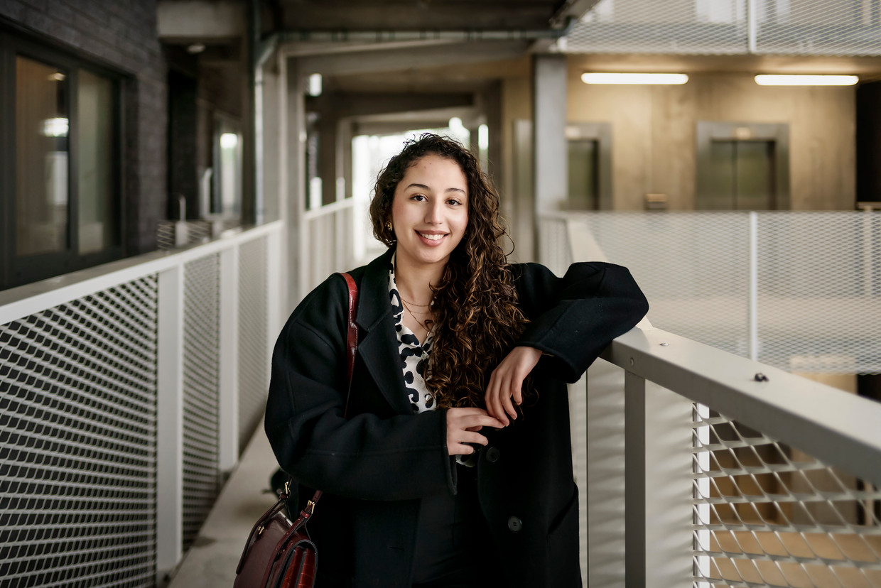 VUB kotstudente Chaymae Safir op de gang van de studentenverblijven.
 Beeld Eric de Mildt