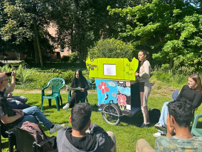 OKAN-leerlingen vertellen verhalen uit geboortestreek met zelfgemaakte ‘Okanmishibike’