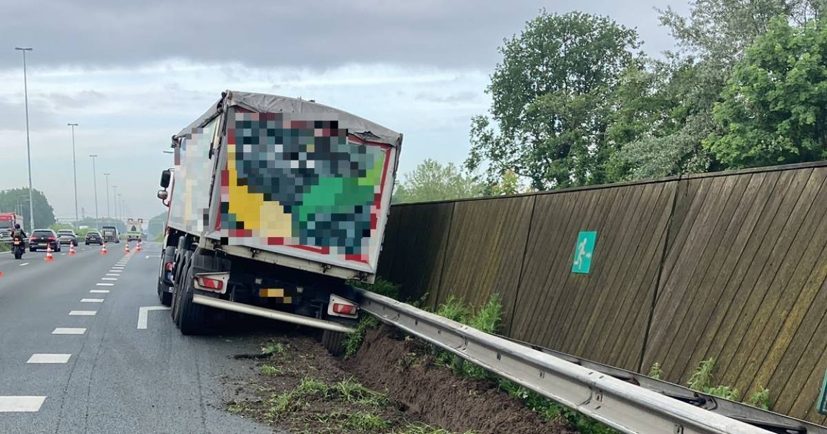 Vrachtwagen in de berm bij ongeval op de A27, voertuig getakeld.