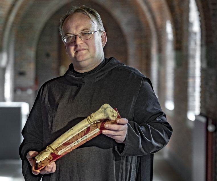 Broeder Adelbert met het bovenbeen van paus Alexander I: ‘Ribben zijn zeer geschikt om relieken uit te maken. Ze zijn niet zo groot en makkelijk zaagbaar.’ Beeld Patrick Post