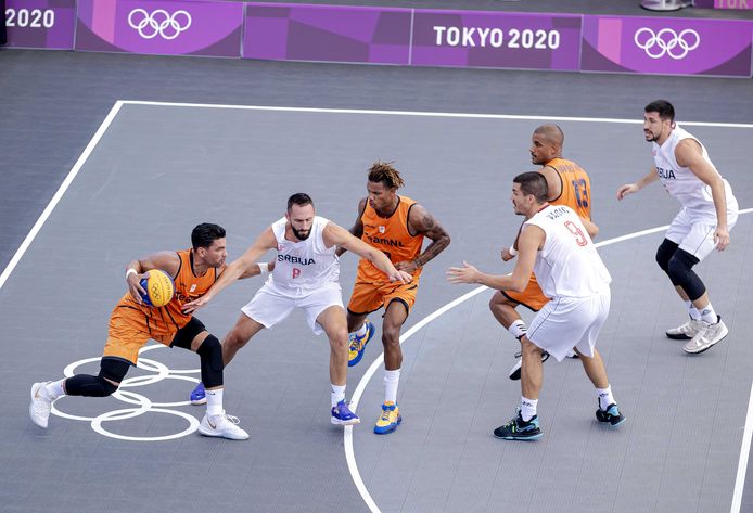 Arvin Slagter, Jessey Voorn en Dimeo van der Horst van Nederland in actie tijdens de 3x3 basketbalwedstrijd tegen Servie op de Olympische Spelen.