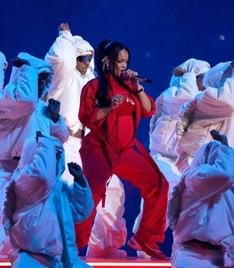 Enceinte de son deuxième enfant, Rihanna signe un show grandiose lors de la mi-temps du Super Bowl