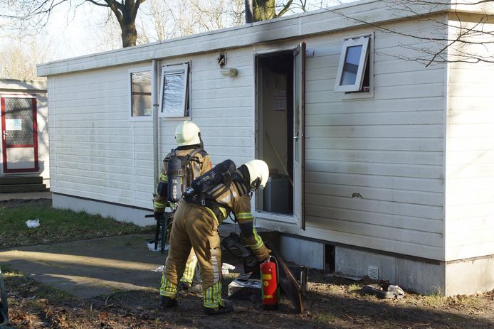 Een man is zondagochtend zwaargewond geraakt bij een brand in een caravan aan de Van Haestrechtstraat in Kaatsheuvel.