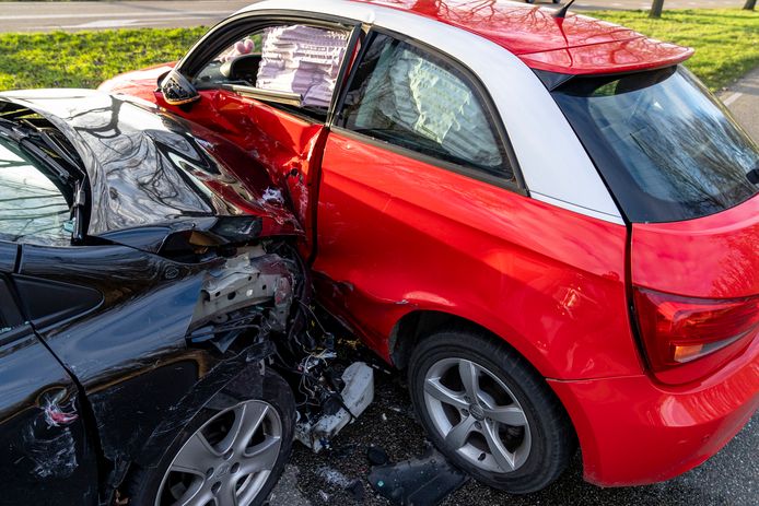 Op de Statendamweg ter hoogte van de op- en afrit van de A59 zijn vrijdagmiddag twee auto’s met elkaar in botsing gekomen.