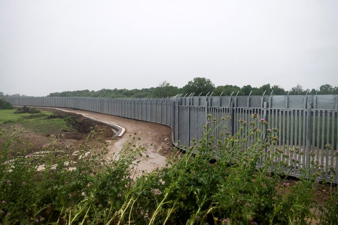 Op dit moment wordt 35 kilometer van de Grieks-Turkse grens met een hek afgesloten. Griekenland wil het hekwerk met 80 kilometer verlengen.