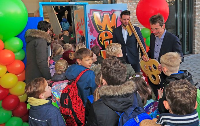 De school is nog maar nauwelijks open of er moet al weer voor veel geld worden verbouwd.