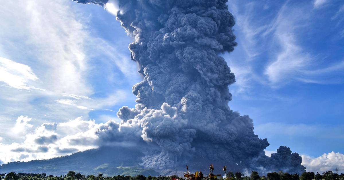 Een Indonesische vulkaan die kilometers uit de aswolk spuwt  Buitenland