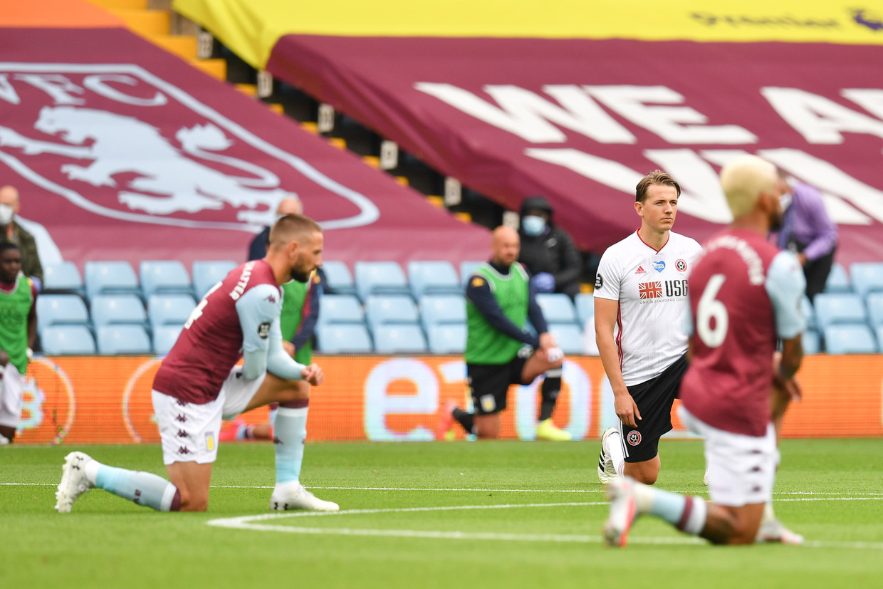 Alle spelers van Aston Villa en Sheffield United knielen voor de aftrap, als statement tegen racisme.  Beeld EPA