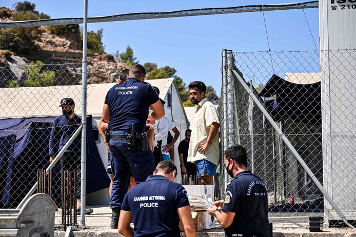 Archiefbeeld. De politie deelt voedsel uit onder recent aangekomen migranten op het Griekse eiland Samos. (07/09/21)