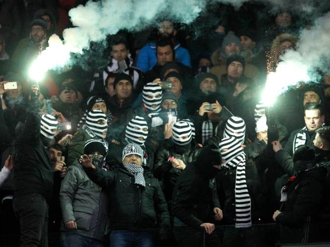 Hooligans krijgen het met elkaar aan de stok in Kiev en bestormen perstribune